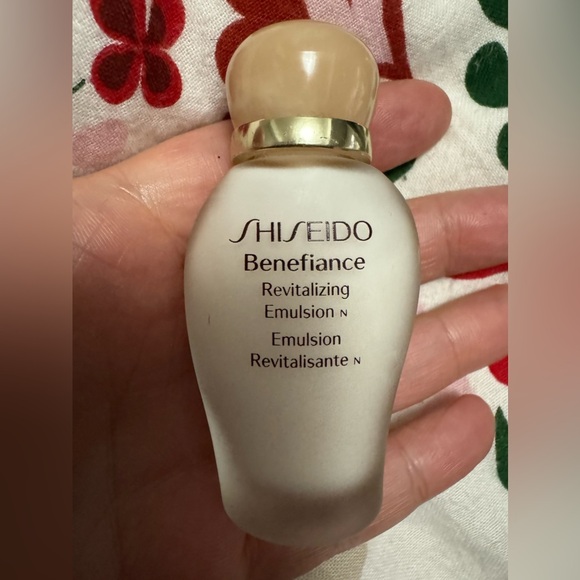 Shiseido Benefiance Revitalizing Emulsion & Makeup Bag Bundle - Picture 6 of 7